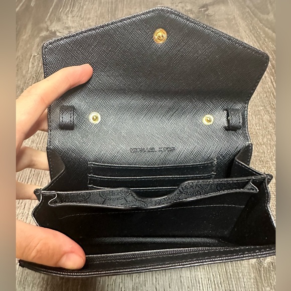 Michael Kors cross body travel purse - Picture 2 of 5